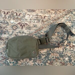 Lululemon everywhere belt bag in gray sage